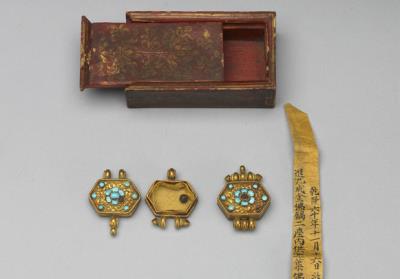 图片[2]-Two gold turquoise-inlaid reliquaries in a wood box, presented by the Panchen Erdeni to the Qing court in 1795, Qing dynasty, 18th c., Tibetan work-China Archive